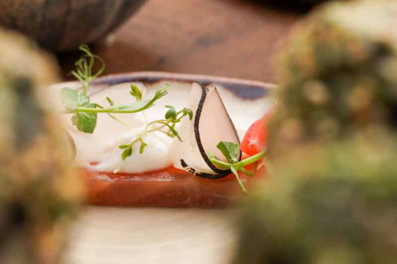 Gezellig gedekte tafel in het restaurant van Uitspanning ’t Peeske in Beek, warm verlicht en klaar voor een culinair 3-gangenmenu.